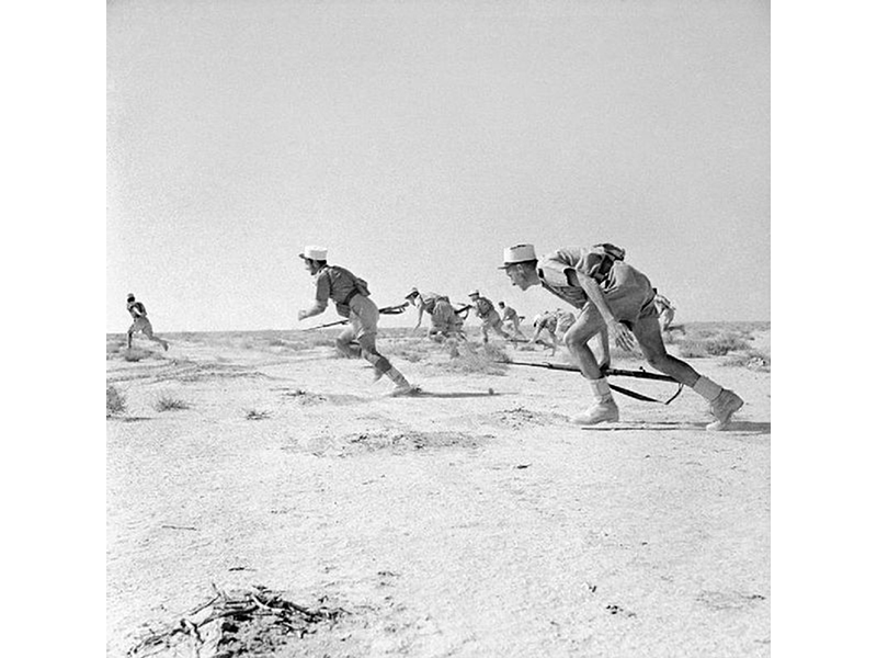 Legionari delle Forze Libere Francesi al contrattacco. Bir Hakeim, 12 giugno 1942
