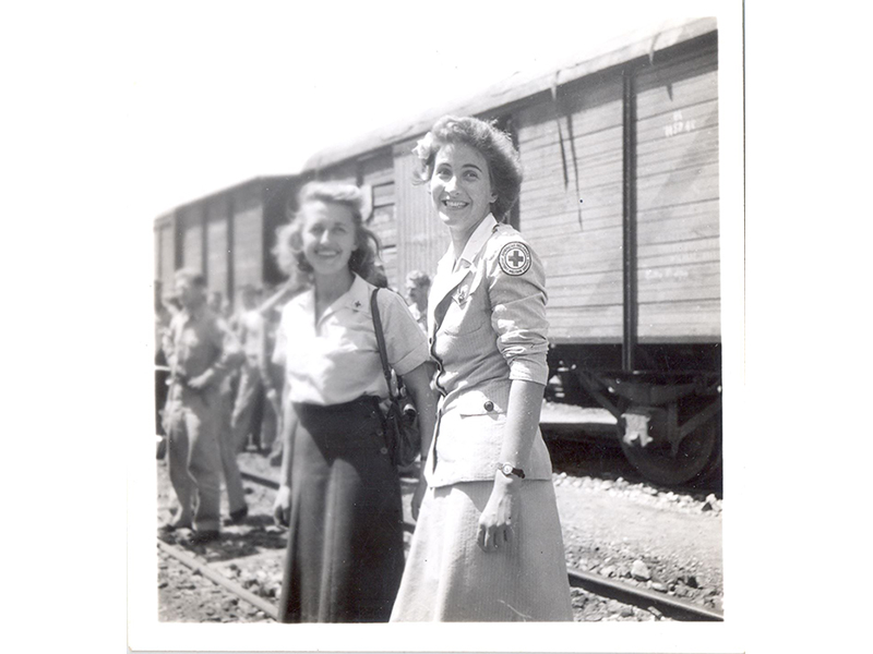 Ragazze della Croce Rossa portano caffè e torte al treno. Italia, Estate 1945