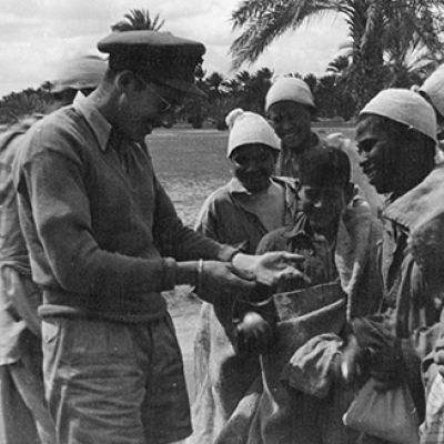 Scambiando tè con uova. Misurata, Libia, Marzo 1943